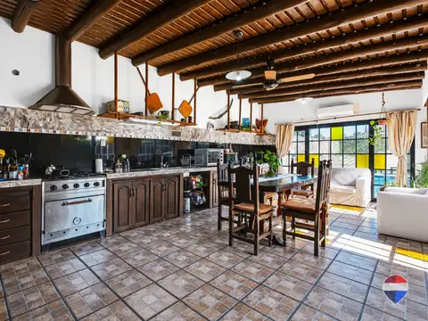 Casa 6 ambientes con 2 baños