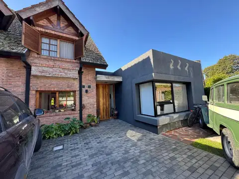Venta casa en Barrio con portón Erales, Bella Vista