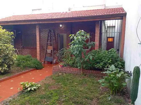 VENTA CASA 3 AMB CON QUINCHO Y GARAGE - V. ALSINA
