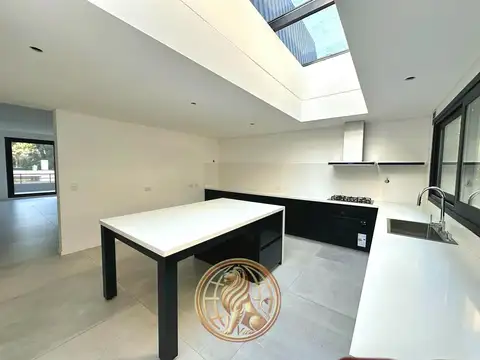 Casa 5 ambientes con 4 baños