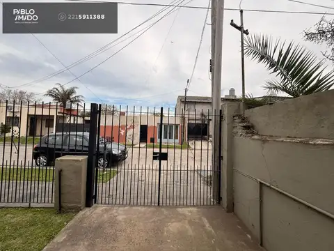Casa de tres dormitorios, quincho y cochera en calle 3 bis y 517