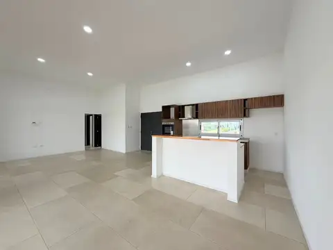 Casa en Alquiler con 2 cocheras
