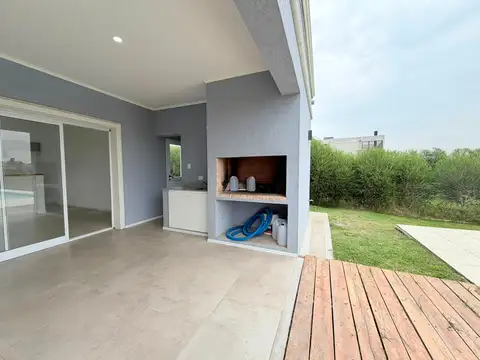 Casa 4 ambientes con 2 baños