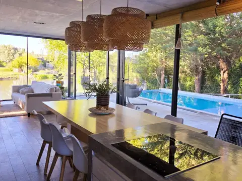 Casa en Alquiler con 4 cocheras