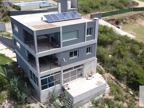 Casa en venta - 3 Dormitorios 3 Baños - Cochera - 808Mts2 - Carlos Paz