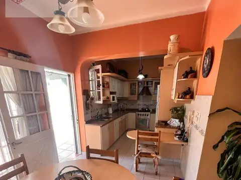 Casa 4 ambientes con 2 baños