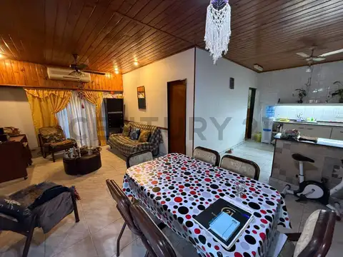 Casa 7 ambientes con 2 baños