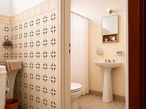 Casa 6 ambientes con 2 baños