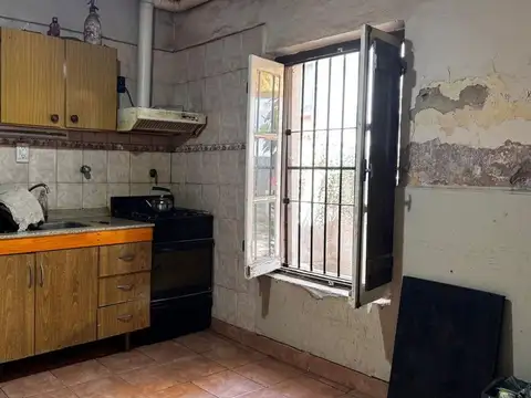 VIVIENDA 2 DORMITORIOS/PATIO/GARAGE A RECICLAR