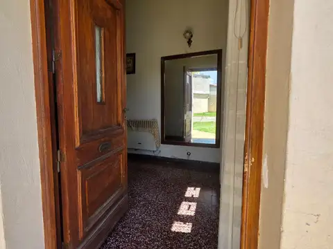 SE VENDE CASA DE 3 D. MAS LOCAL EN BARRIO CANDIOTI