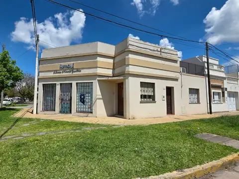 SE VENDE CASA DE 3 D. MAS LOCAL EN BARRIO CANDIOTI