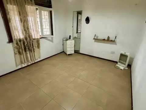 CASA  4 AMBIENTES Y LOCAL-VILLA LUZURIAGA-PERMUTA