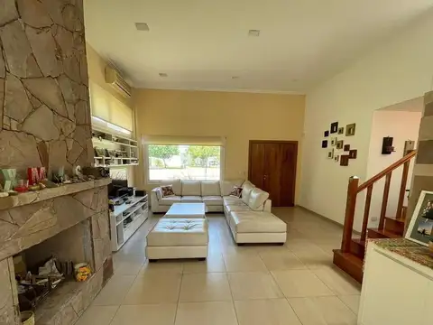 Casa 6 ambientes con 4 baños