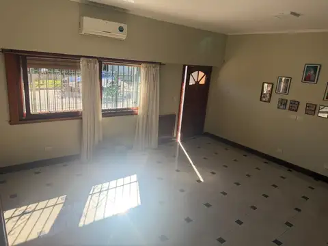 Casa 7 ambientes con 2 baños