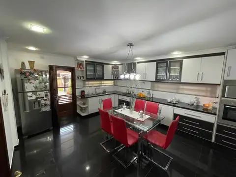 Casa 5 ambientes con 4 baños