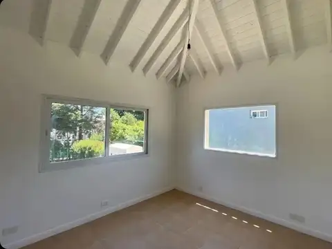 Casa en Alquiler con 4 cocheras