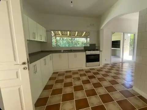 Casa 6 ambientes con 4 baños