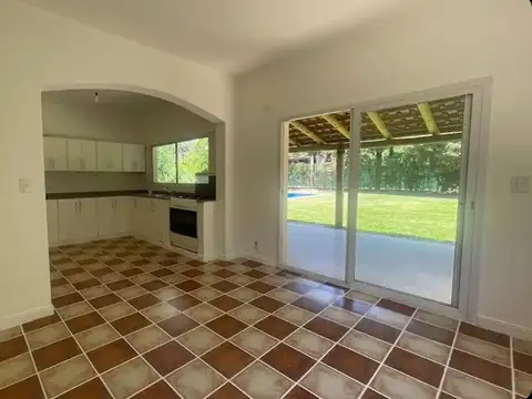 Casa en Alquiler con 4 cocheras
