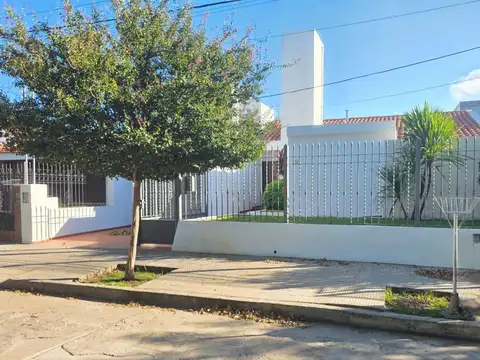 VENTA CASA DE 4 DORMITORIOS APTA CREDITO FRENTE PLAZA