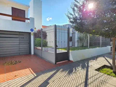 VENTA CASA 4 DORMITORIOS APTA CREDITO FRENTE PLAZA