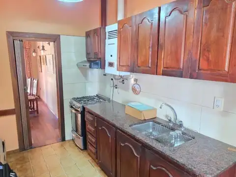 CASA EN VENTA 4 DORMITORIOS APTA CREDITO FRENTE PLAZA