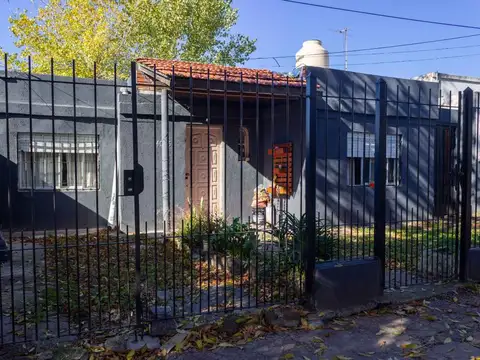 VENTA CASA 4 AMBIENTES EN VILLA TESEI APTO CREDITO