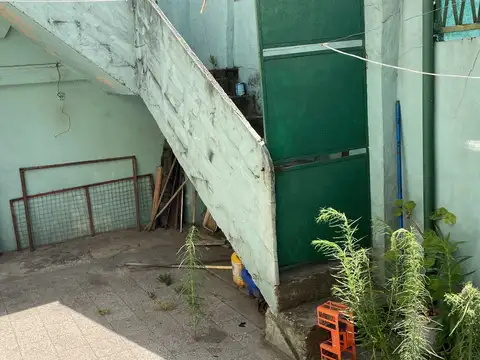 Cas P.H. al frente 2 plantas ent. auto, garage 4 ambientes a mts. Av. Marquez