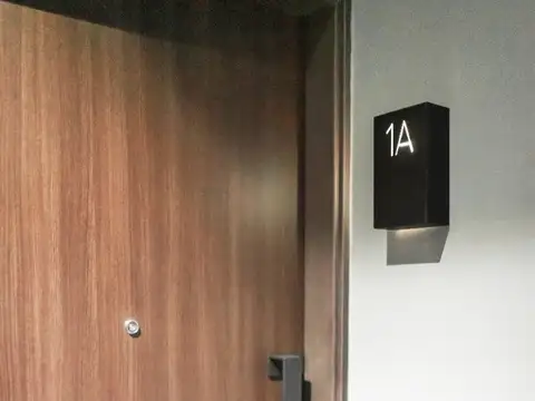 Oficina premium con balcón. Opción de convertir en dpto de 1 dormitorio. Financiación disponible.