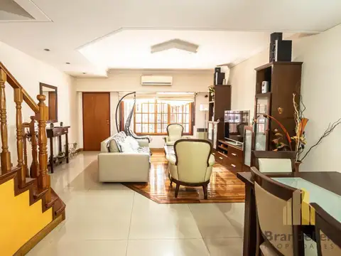 Impecable Triplex de 6 Ambientes con Pileta Climatizada y Detalles de Categoría.