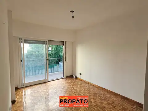 Depto de 2 ambientes muy luminoso al contrafrente con balcón, baño completo y cocina separada 