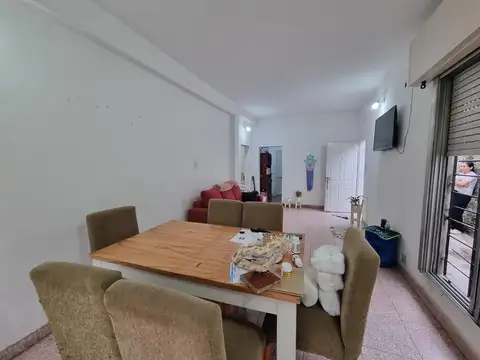 Casa 3 ambientes con entrada para auto y jardín.