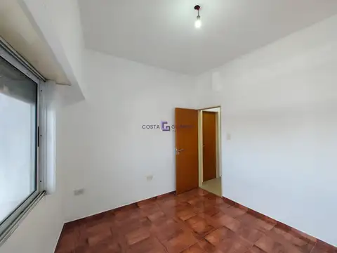 Excelente depto de 4 amb. en 1º piso al frente ubicado en esquina con cochera