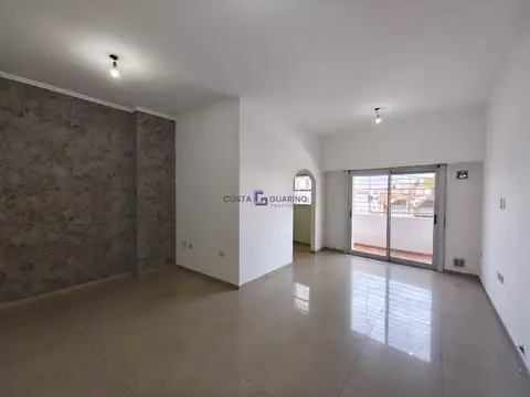 Excelente depto de 4 amb. en 1º piso al frente ubicado en esquina con cochera