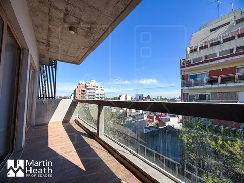 -VENTA- 3 amb. al frente, con cochera fija cubierta grande. Alta calidad de construcción.