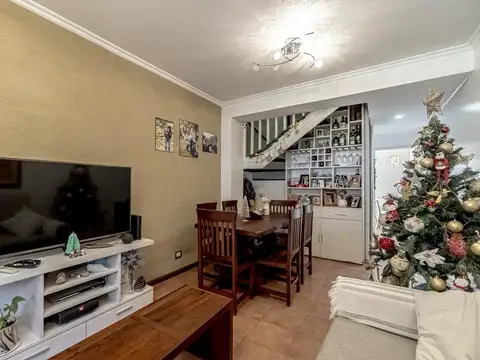 En venta triplex 4 ambientes, gran patio y galeria, cochera, Apto credito, Villa Ballester