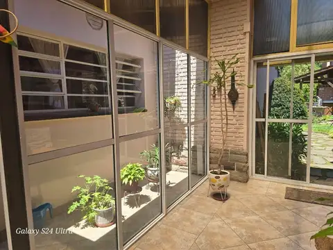 VENTA CASA 3 AMBIENTES, VILLA URQUIZA, COCHERA, JARDIN Y DEPENDENCIA DE SERVICIO.