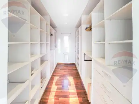 Casa en Alquiler con 1 cochera