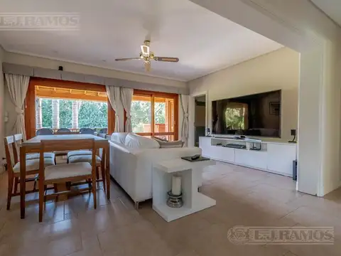 Casa en Alquiler con 2 cocheras