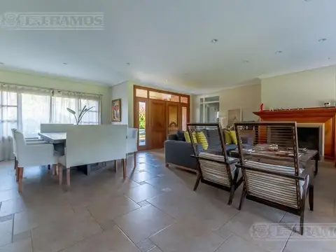 Casa 6 ambientes con 5 baños