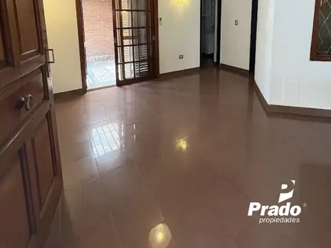 Casa en Alquiler con 4 cocheras