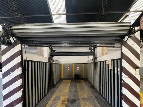 Amplio depósito / Estacionamiento