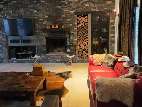 Casa en alquiler - 4 Dormitorios 3 Baños - Luján