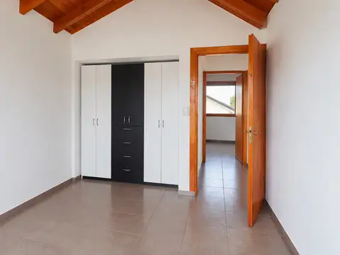 Excelente y moderno dúplex de tres ambientes, en dos plantas, con cochera y patio/jardín libre.