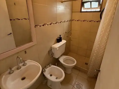 Casa en alquiler con 2 dormitorios, cochera y patios