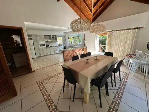 Casa 5 ambientes con 3 baños