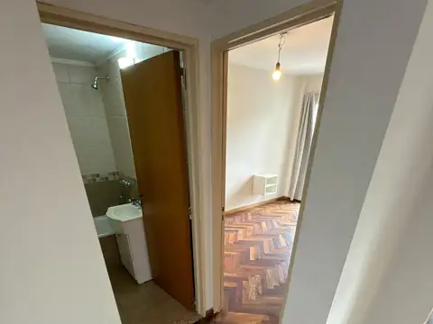 UN DORMITORIO – ENTREGA INMEDIATA – EXCELENTE ESTADO – COCHERA DISPONIBLE.