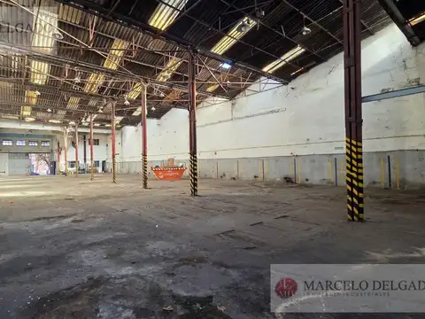Galpón- Depósito en Barracas de 1.000 m2 con entrada semi  - ALQUILER
