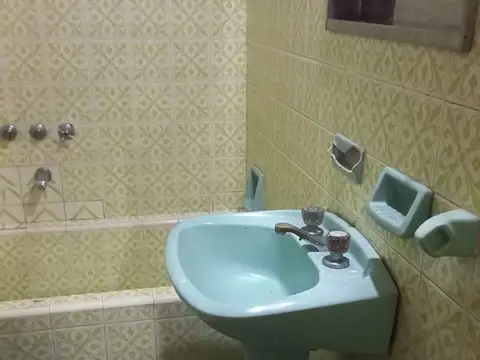Casa 4 ambientes con 1 baño