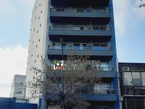 MONOAMBIENTE CON BALCON, LUMINOSO, AMENITIS, APTO PROFECIONAL Y/O COMERCIAL