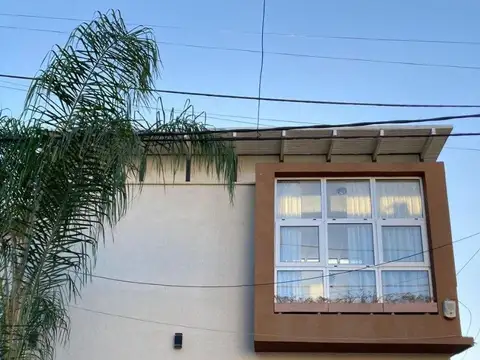 *MODERNA CASA PH DE 4 AMB. EN 2 PLANTAS CON PATIO Y GARAGE  *ARQUITECTURA DE DISEÑO